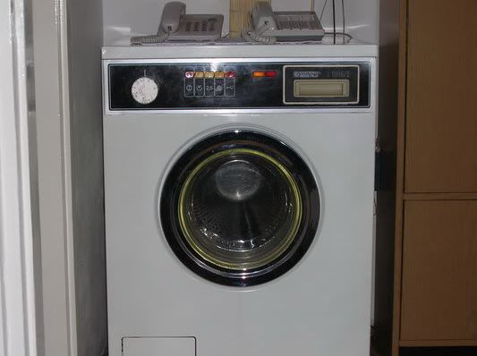 Во полна машина за перење ставила алуминиумска фолија. Го знаете ли овој генијален трик?