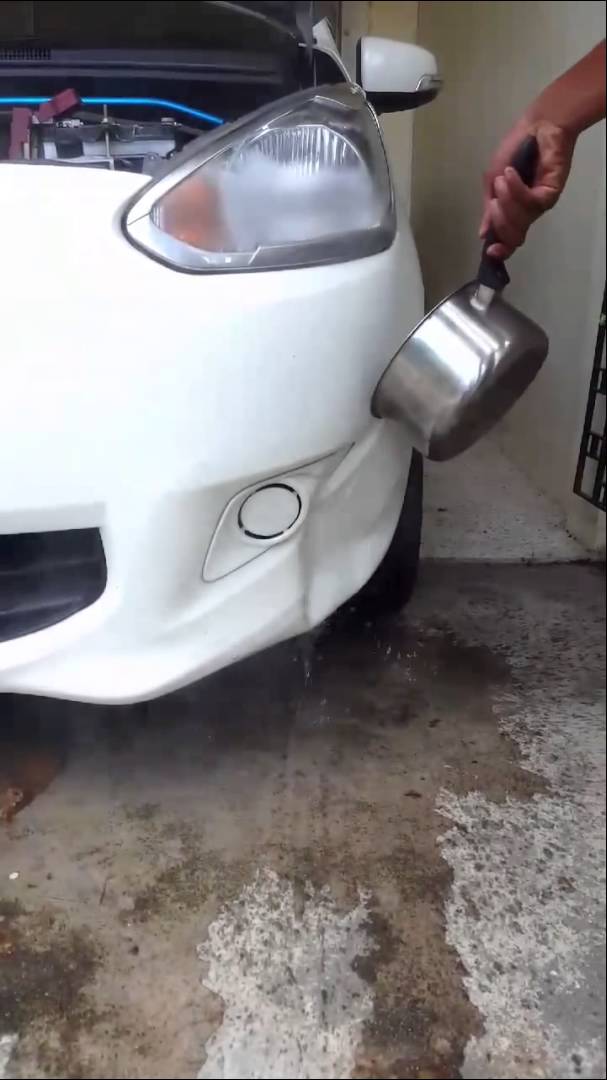 Супер трик: Како да поправите вдлабнатина на автомобил само со врела вода?! (видео)