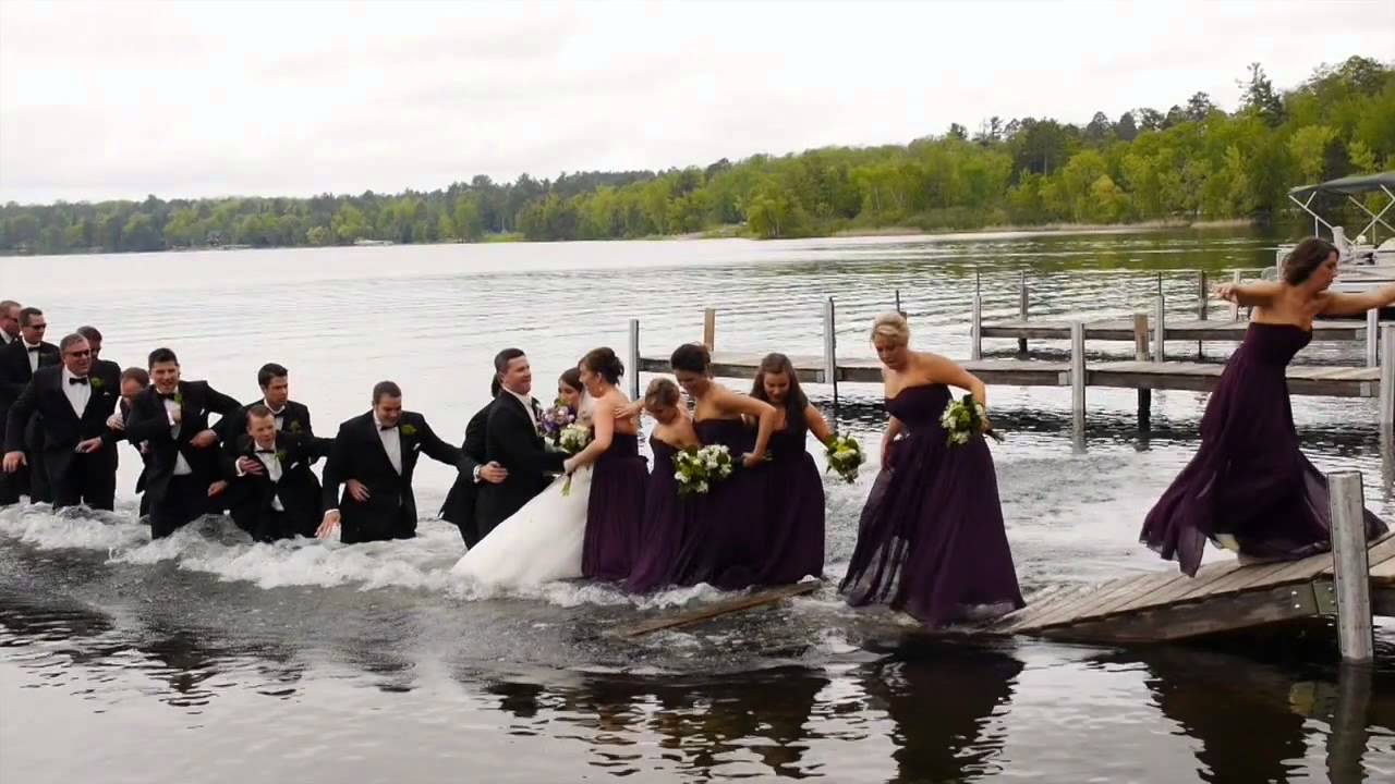 Наместо совршени свадбени фотографии, сега имаат незаборавно смешно видео