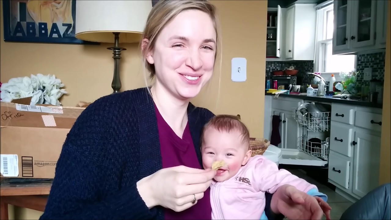 Бебе се смее на неговата мајка додека таа јаде чипс!