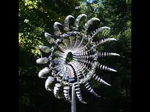 Метални скулптури што се движат со помош на ветерот