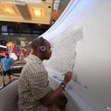 Човек со аутизам црта градски сцени од сеќавање