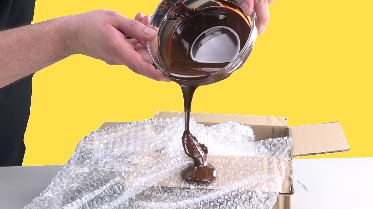 Истурете чоколадо на фолија за виткање со меурчиња: Резултатот е уникатен