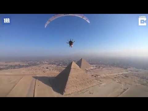 Неверојатна гледка од палаглајдер над пирамидите
