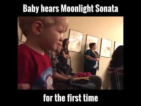 Ова бебе за прв пат ја слуша Месечевата соната