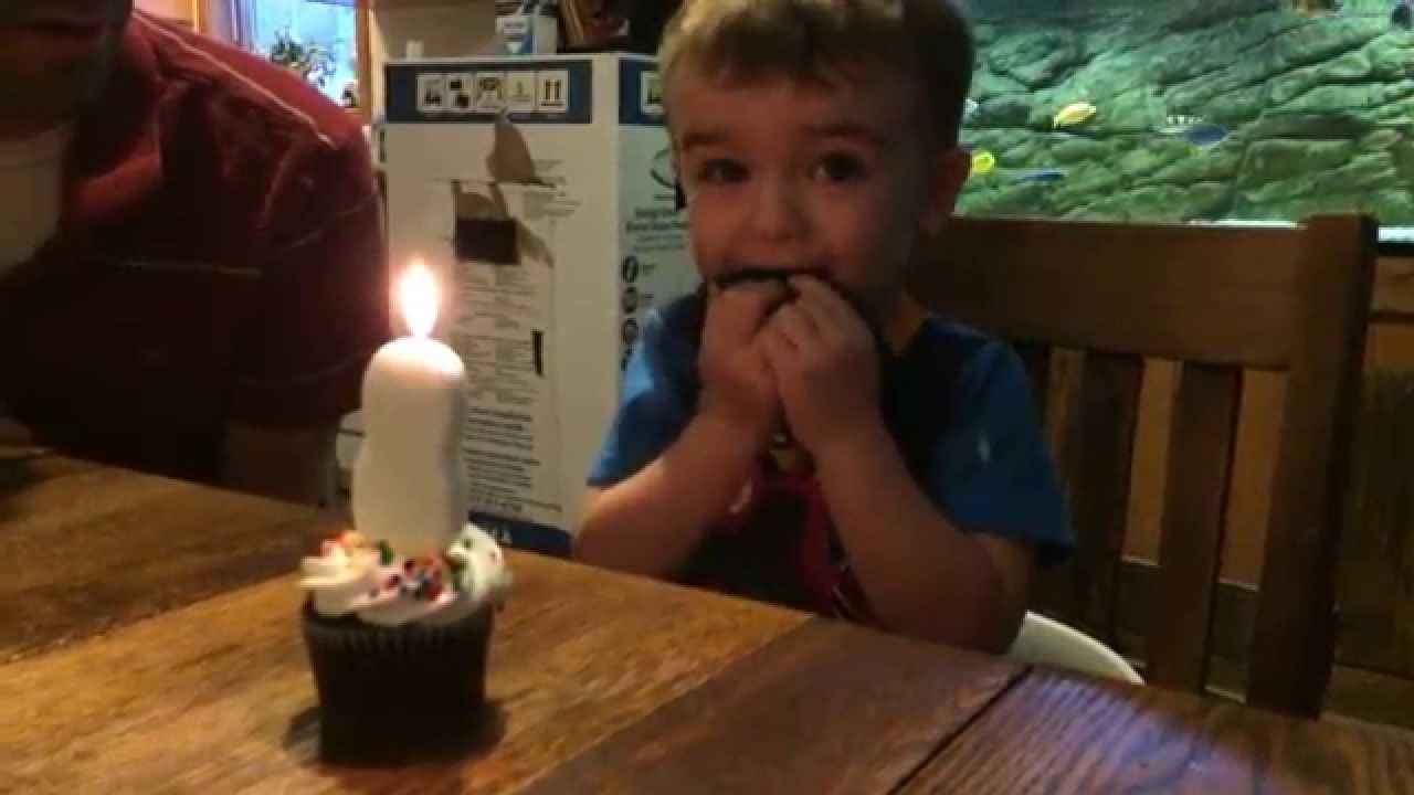 Дете не може да дувне свеќичка