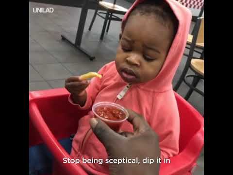 Погледнете ја реакцијата на ова дете кое за прв пат пробува кечап