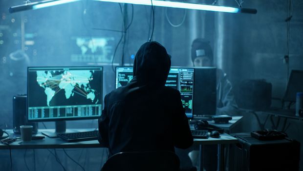 haker-hakovanje-kompjuter-covek-s-kapuljacom-sajber-kriminal-2-620x350