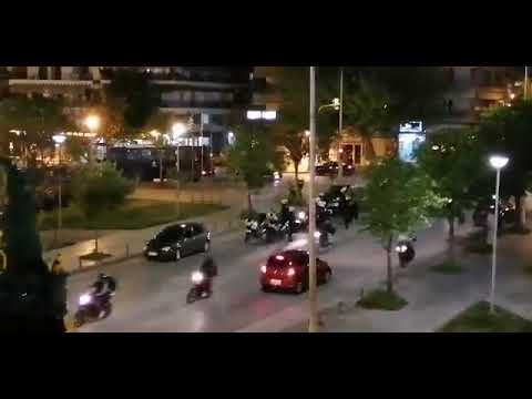 Невидена тепачка помеѓу Навивачите на ПАОК и полицијата за време на полициски час! Илјадници Грци на улиците на Солун (видео)