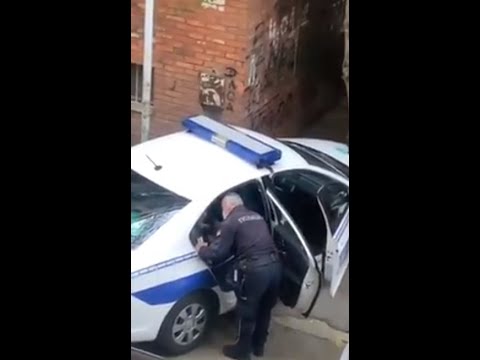 Се појави видео снимка од полицаец како удира шлаканица на приведен маж!