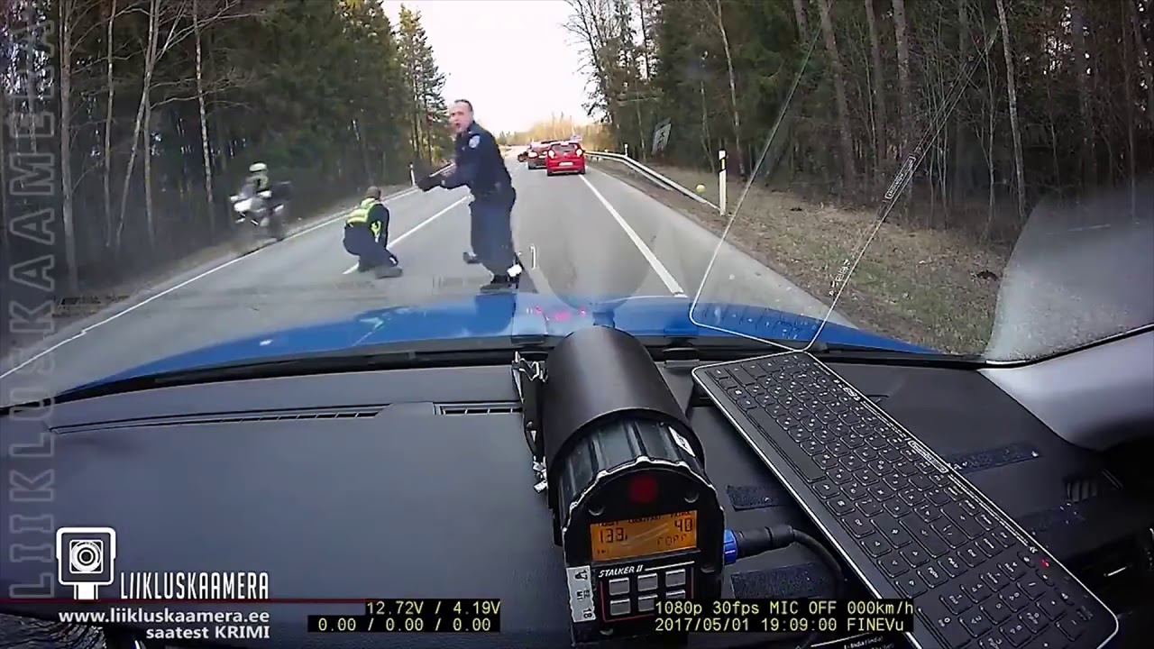 ВИДЕО: Погледнете како полиција застанува пребрз возач