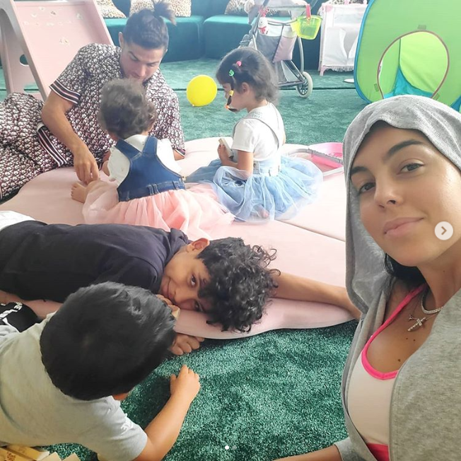 Screenshot_2020-05-25 Georgina Rodríguez on Instagram “Me encanta pasar días todos juntos jugando y aprendiendo Disfrutándo[...]