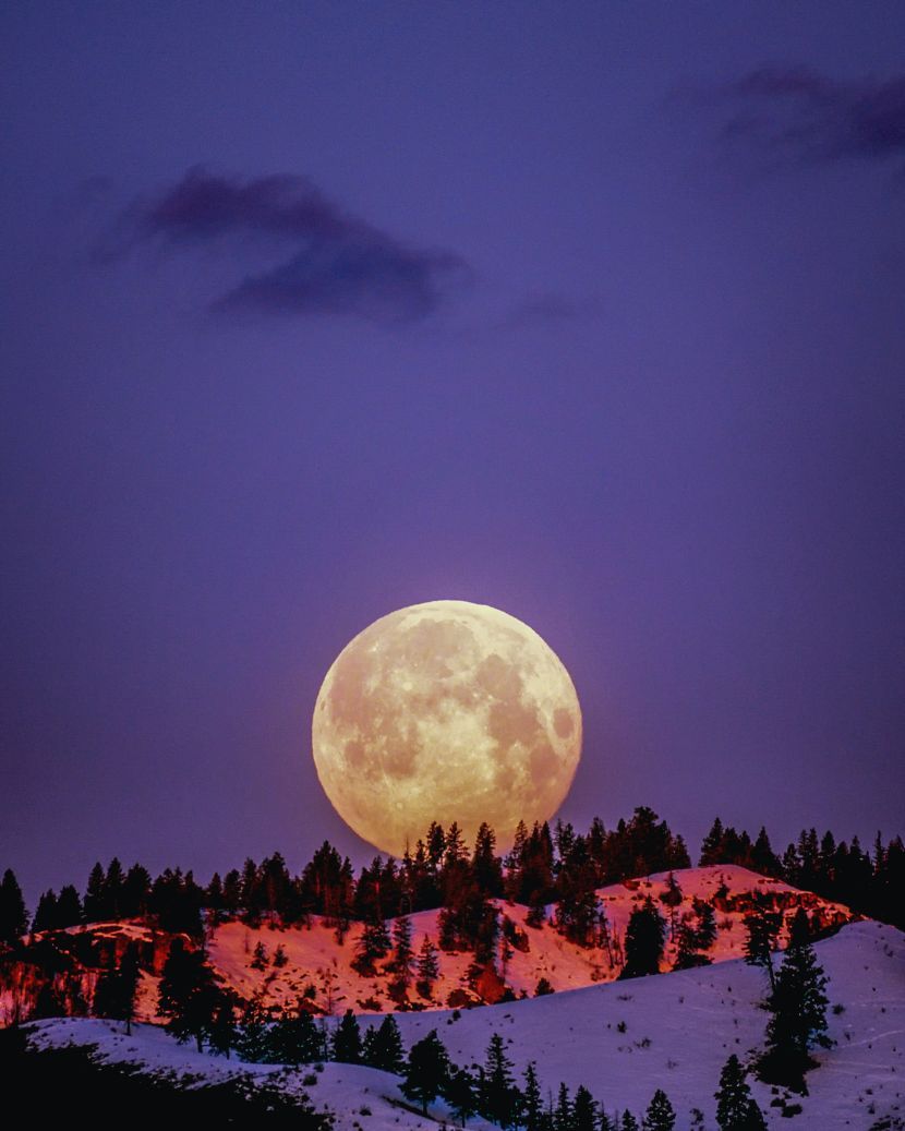 moon-over-snowcapped-mountain-2361600-830x0 (1)