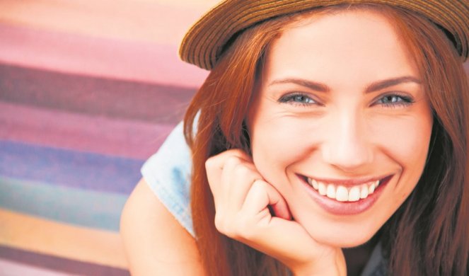 241971_xxstock-photo-smiling-girl-in-hat-210137485_f