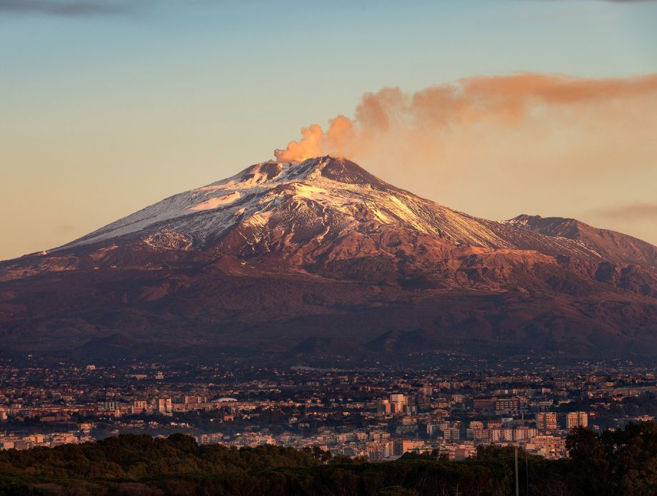 Огнометот“ на Италија: Се што треба да знаете за искачување на еден од  најактивните вулкани на светот - popara.mk