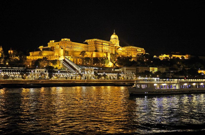 budapest-at-night-gee46828f51920-830x0