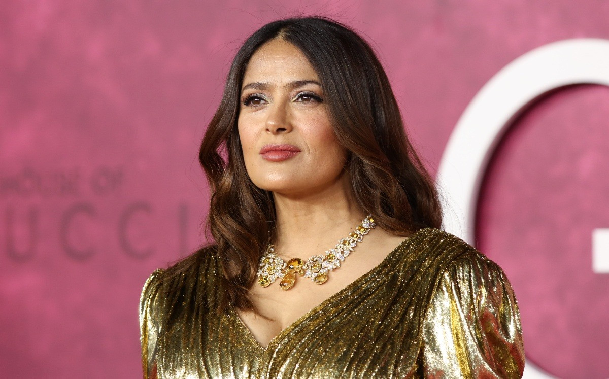 salma-hayek-luce-vestido-dorado