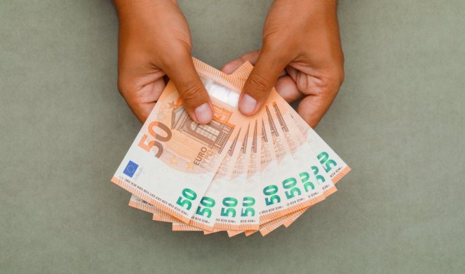 546166_businessman-holding-euro-bills_f