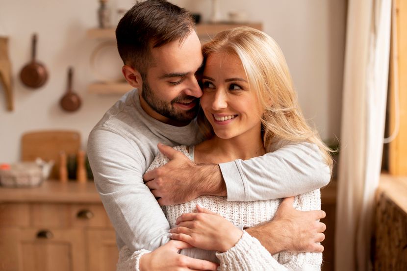 medium-shot-happy-couple-kitchen-830x0