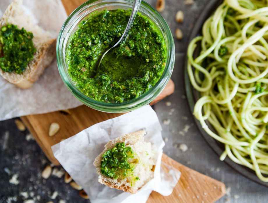 62459611-veganski-zeleni-pesto-savrseno-ide-uz-kuhanu-tjesteninu-i-kruh