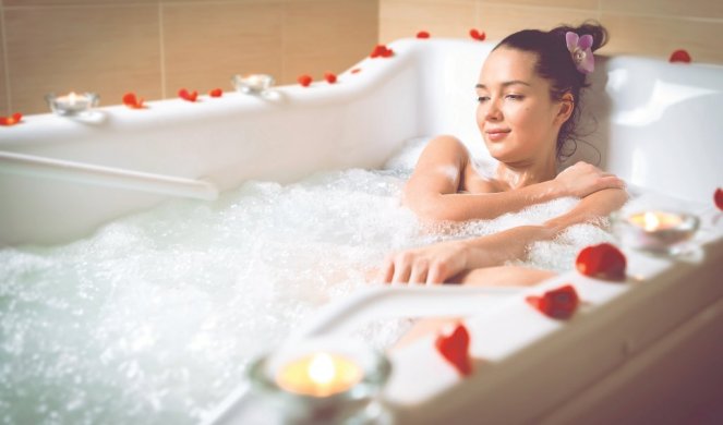 489521_xstock-photo-young-woman-take-bubble-bath-with-candle-234075637_f