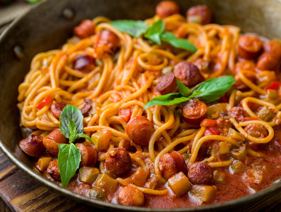 62505170-spageti-s-kobasicama