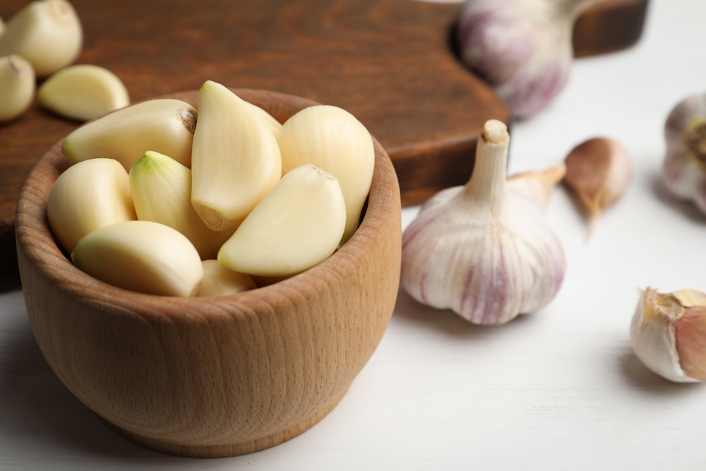 Fresh,Organic,Garlic,On,White,Table,,Closeup