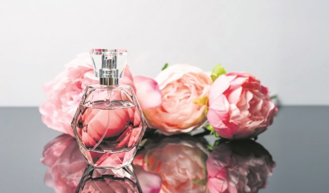 522964_xstock-photo-pink-perfume-bottle-with-flowers-on-black-and-white-background-perfumery-cosmetics-fragrance-618378230_f