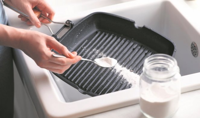 547123_xstock-photo-woman-using-baking-soda-to-grill-pan-indoors-closeup-1949690758_f