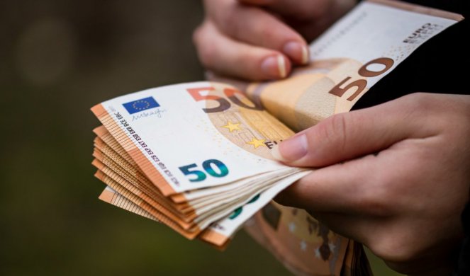 668673_closeup-female-hands-counting-euro-banknotes-world-money-inflation-economy-concept_f