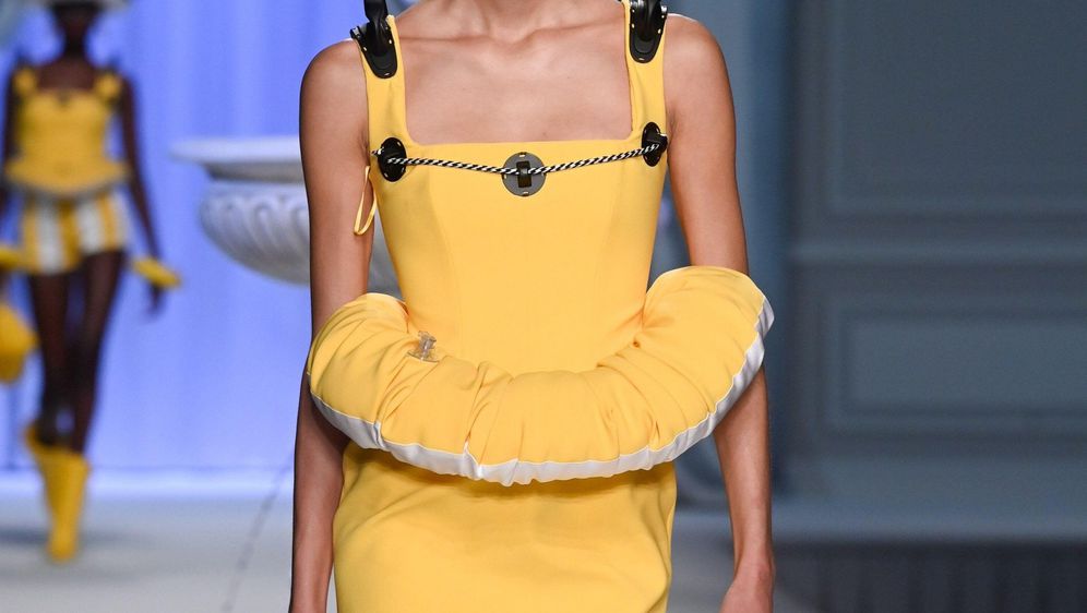 62583040-moschino-haljiana-inspirirana-camcem-za-spasavanje