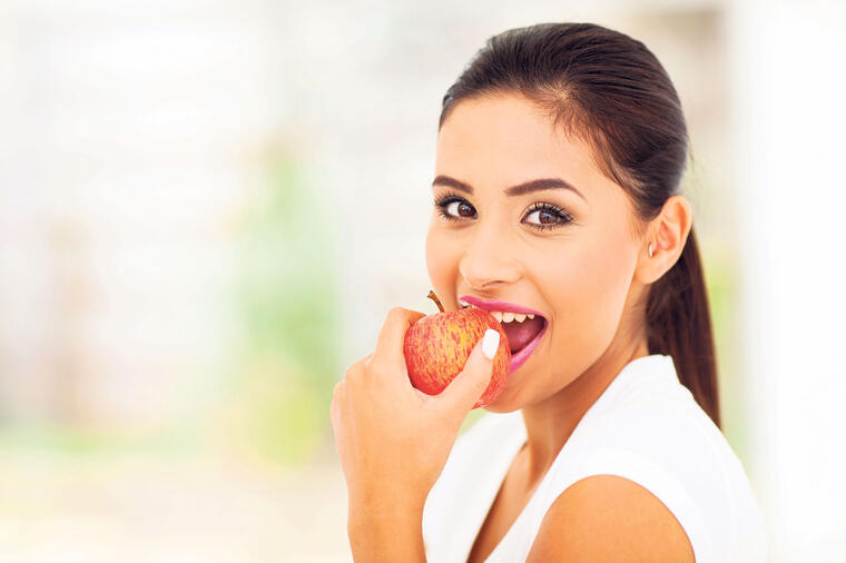 338759_glavna-jabuka--stockphotobeautifulyoungwomaneatinganapple133806461_ls