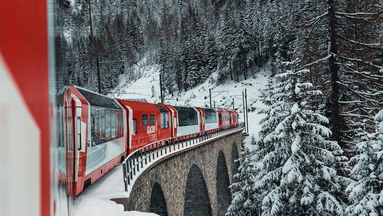 Возот Glacier Express поврзува две познати швајцарски одморалишта – St. Мориц и Zermatt
