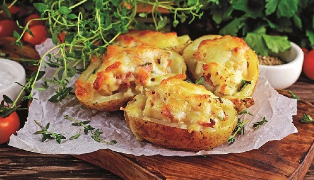 72477_punjeni-krompir-stock-photo-hot-baked-stuffed-potato-with-cheese-bacon-parsley-on-wooden-table-smanjena-512141413-copy_f