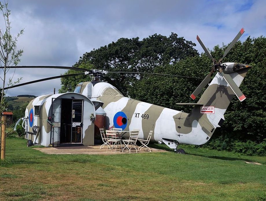 62741179-neobican-smjestaj-u-vojnom-helikopteru-na-otoku-isle-of-wight.jpg