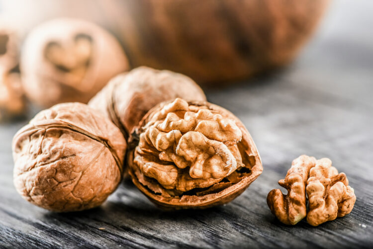 Whole,Walnuts,On,Dark,Board,,Walnut,Kernels,In,Wood,Rustic