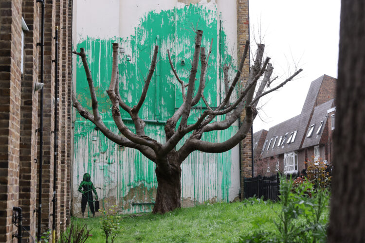 New piece of street art, suspected by some to be by artist Banksy, appears in north London