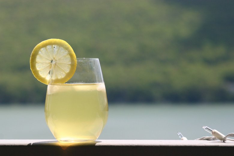 Лимон со топла вода