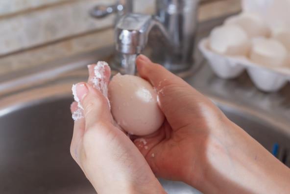 4 врвни совети како да го отстраните печатот од јајцата пред да ги фарбате за Велигден