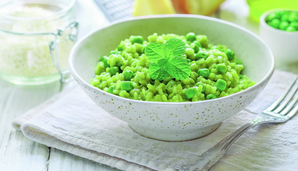 90518_rizoto-stock-photo-rice-with-spinach-peas-parmesan-cheese-and-mint-green-risotto-a-traditional-dish-of-1729932307_f