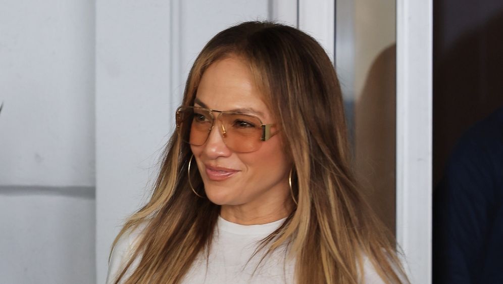 62896301-jennifer-lopez-u-maksi-suknji-od-trapera