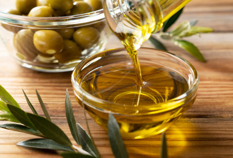 The,Moment,Olive,Oil,Is,Poured,Into,A,Glass,Bowl