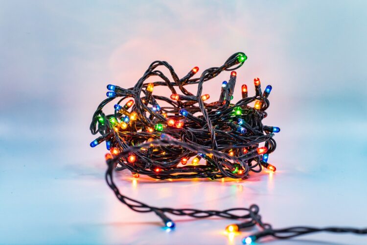 1734954791-christmas-lights-7672441_1920-750x500