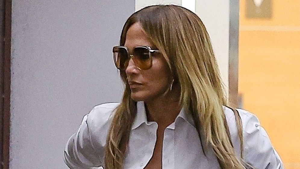 62963551-jennifer-lopez-u-bijeloj-kosulji-i-plavim-trapericama