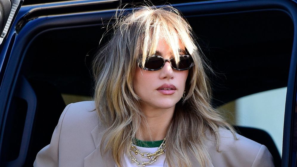 62977670-suki-waterhouse-nosi-slojevite-siske