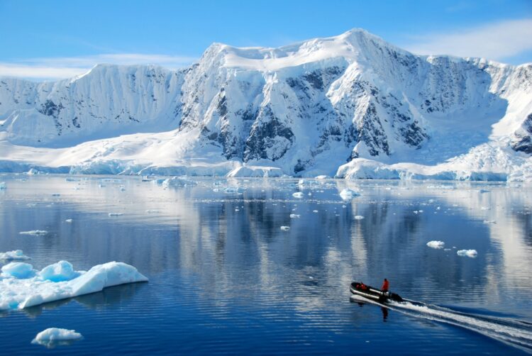 Motor,Boat,Cruising,Through,Antarctica