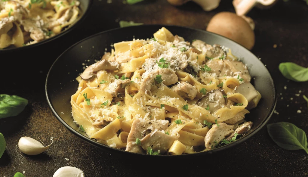 123957_alfredo-sa-piletinom-stock-photo-creamy-alfredo-pasta-2228548909_f.webp