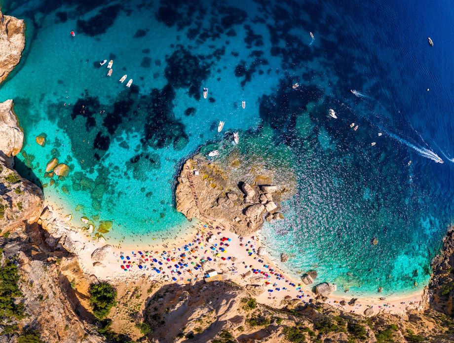 63073380-plaza-cala-goloritze-na-sardiniji-proglasena-najboljom-na-svijetu.jpg