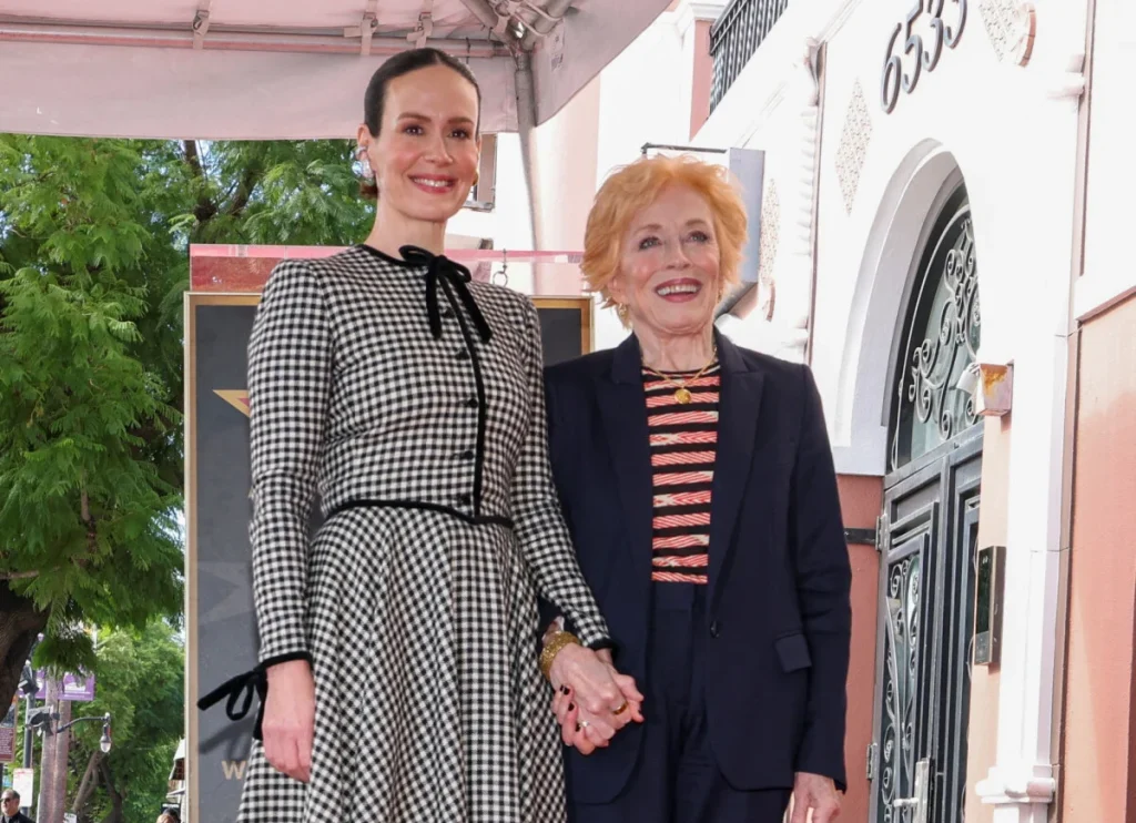 Сара Полсон доби ѕвезда на Булеварот на славните, нејзината партнерка Холанд Тејлор ѝ оддава почит