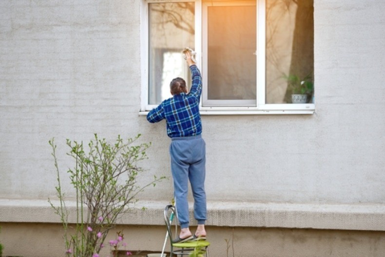 Со малку оцет и стари весници, навидум здодевната работа станува брза и лесна
